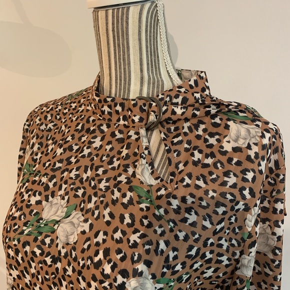 Eloqui leopard print top with notched collar. - Picture 3 of 6